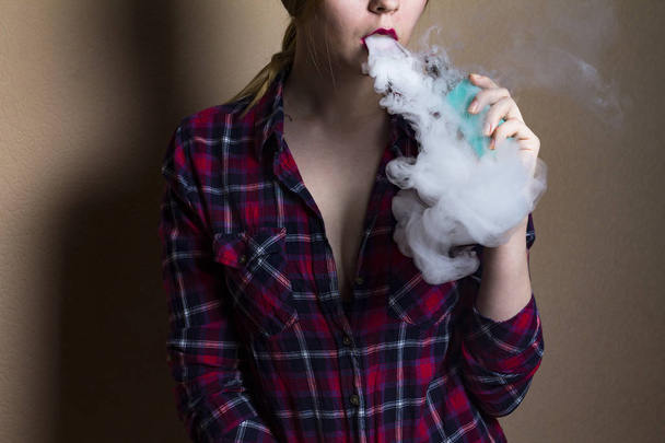 VAPE (e cigareta, elektronické cigarety) dívka s červenými rty  - Fotografie, Obrázek