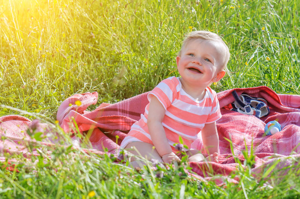 uśmiechnięty chłopczyk w parku na zielonej trawie - Zdjęcie, obraz