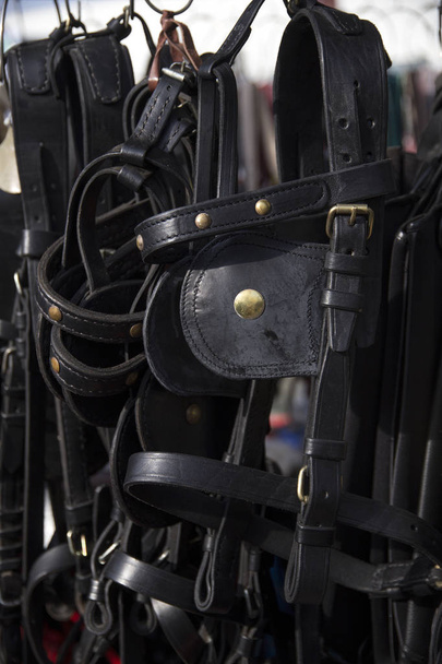 Handgemaakt zwart gekleurde lederen harnassen voor renners te koop bij  - Foto, afbeelding