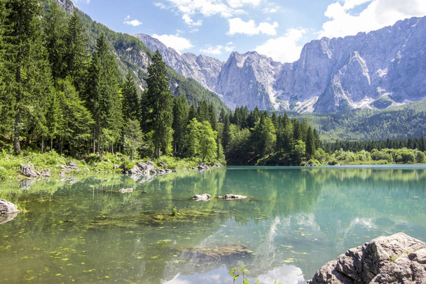Hermoso paisaje con lago de montaña
 - Foto, Imagen