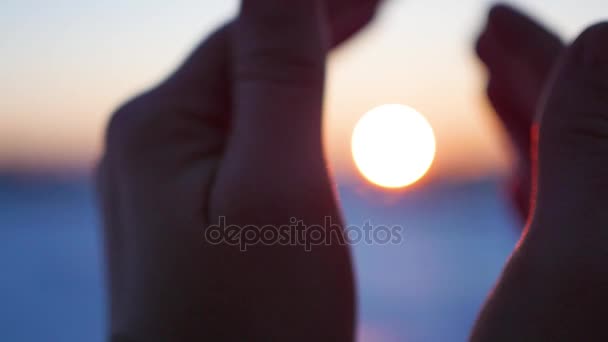 Τον ήλιο στα χέρια του. Γυναίκα στο χέρι να πιάσουν τον ήλιο στο φόντο των όμορφο ηλιοβασίλεμα στον ορίζοντα. Φύση. - Πλάνα, βίντεο