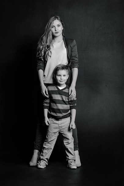  portrait of stylish cute little boy with beautiful mom in photo studio - Foto, imagen