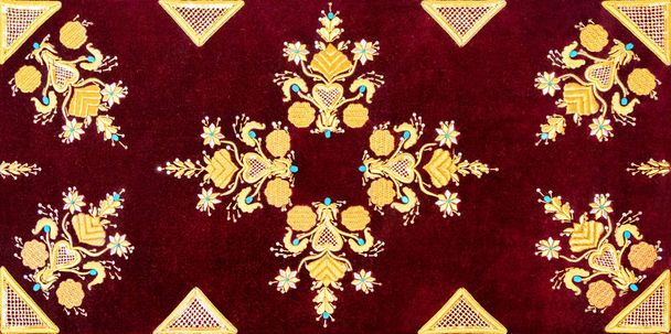Старовинні старі червоні подушки золотий оксамитовий візерунок
. - Фото, зображення