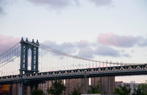 Ponte de Manhattan com céu do por do sol, Nova York
 - Foto, Imagem