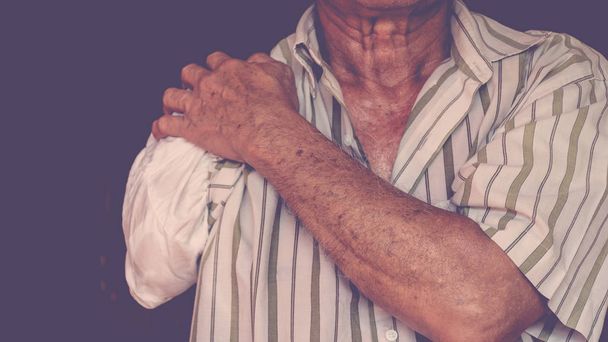 Ásia homem idoso com um braço e braço prótese
 - Foto, Imagem