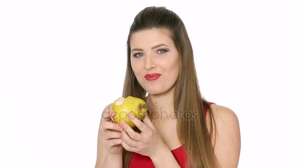 όμορφο κορίτσι τρώει ώριμα αχλάδια σε λευκό φόντο - Πλάνα, βίντεο