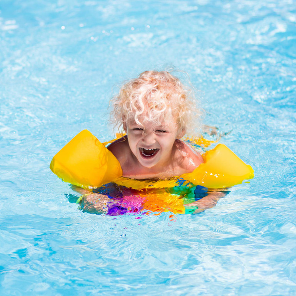маленький мальчик в бассейне - Фото, изображение