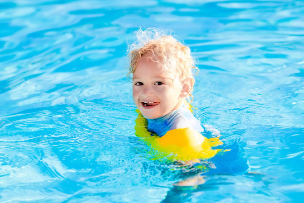 klein kind in zwembad - Foto, afbeelding