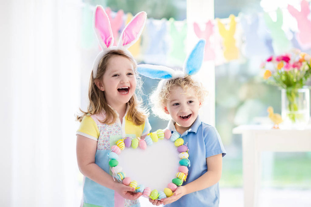 Gyerekek nyuszi füle a húsvéti tojás vadászat - Fotó, kép