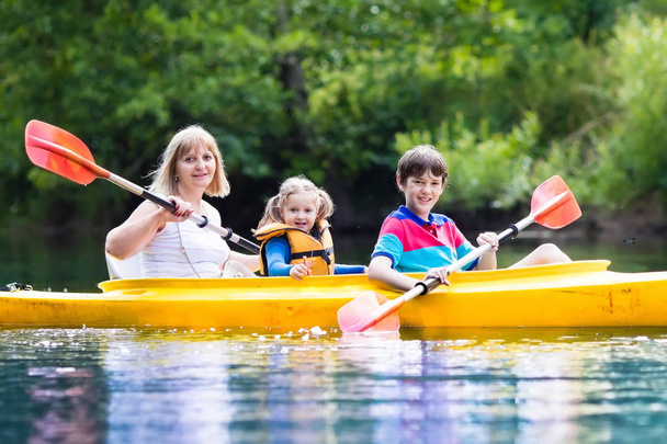 Familie genießt Kajakfahrt auf einem Fluss - Foto, Bild