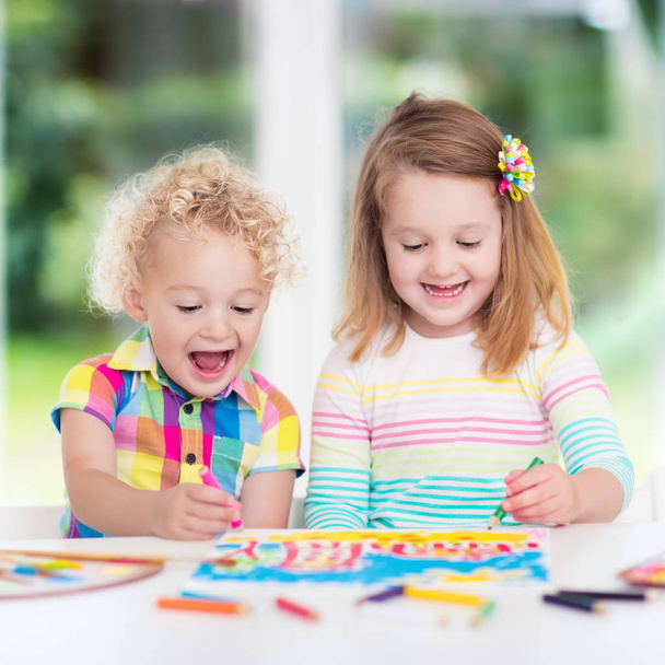 Τα παιδιά να χρωματίσετε και να σύρουν στο σπίτι - Φωτογραφία, εικόνα