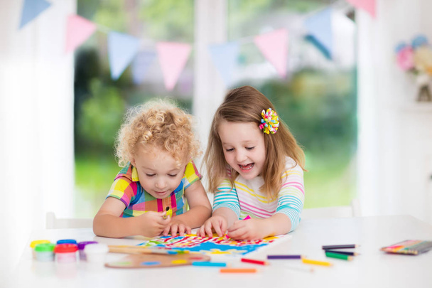 Kids paint and draw at home - Foto, imagen