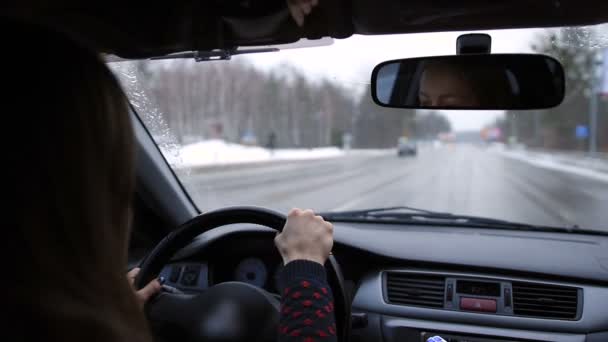 Vista panorâmica do carro na estrada de asfalto no inverno
 - Filmagem, Vídeo