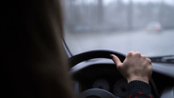 Kobieta trzyma kierownicę mocno ręką - Materiał filmowy, wideo