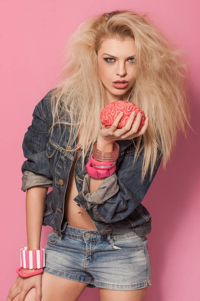 Barbie pop girl portrait holding toy brain and posing - Foto, Bild