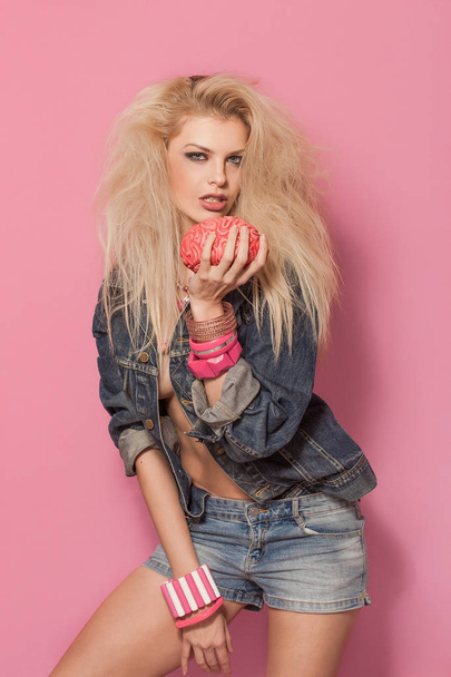 Sensual Barbie pop girl portrait holding toy brain and posing - Foto, Bild