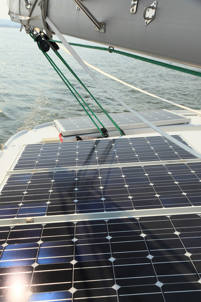 panele słoneczne do ładowania baterii na pokładzie łódź żagiel - Zdjęcie, obraz