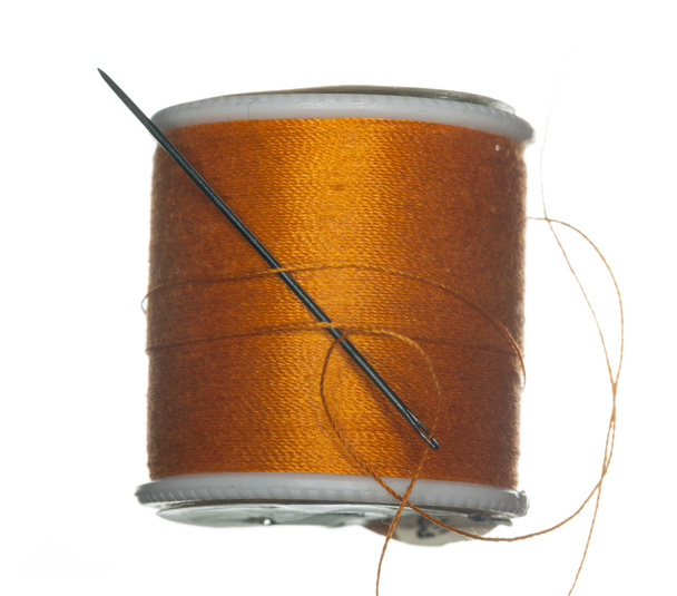 針と糸のオレンジ色のボビン - 写真・画像