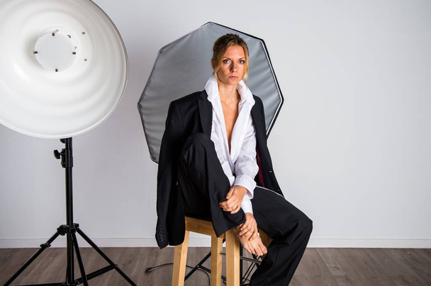 Beauty blonde vrouw poseren in studio - Foto, afbeelding
