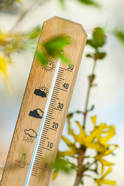 Schöner heißer Frühlingstag auf dem Thermometer - Foto, Bild