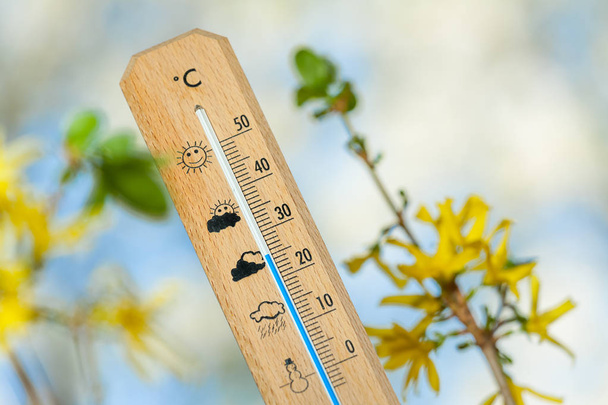 Ciepła piękny dzień wiosny na termometr - Zdjęcie, obraz