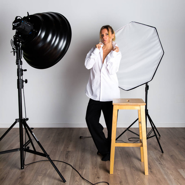 Beleza mulher loira posando em estúdio
 - Foto, Imagem