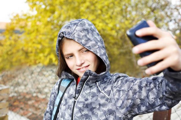 dospívající chlapec s selfie s mobile - Fotografie, Obrázek