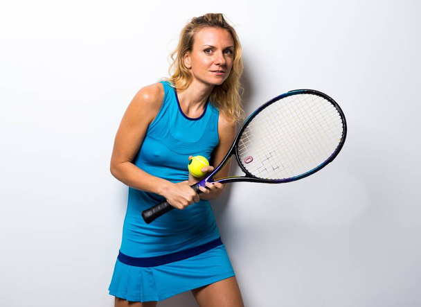 Blondi nainen pelaa tennistä
 - Valokuva, kuva