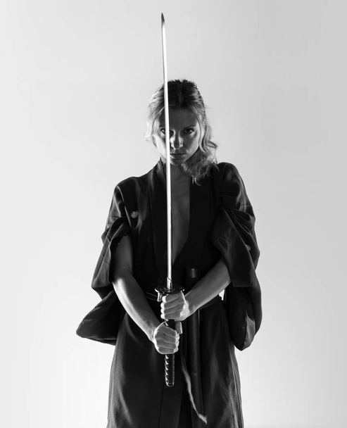 Femme blonde habillée comme un samouraï avec un katana
 - Photo, image