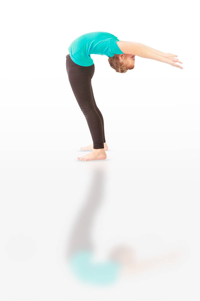 güzel kadının yoguna beyaz arka plan yapması - Fotoğraf, Görsel
