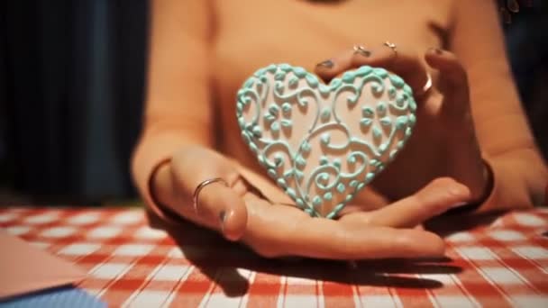 Detail žena držící candy srdce v dlaních, sladká láska symbol - Záběry, video
