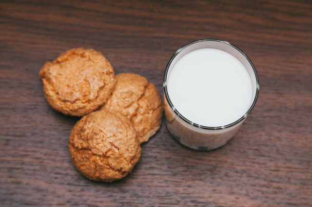 стакан молока и печенья на деревянном фоне
 - Фото, изображение