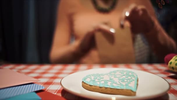 Kobieta do pakowania cukierków serce prezent na Walentynki, słodkiej miłości - Materiał filmowy, wideo