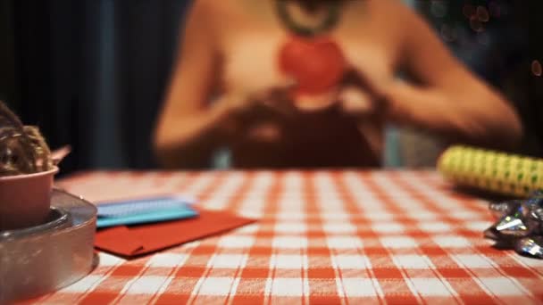 Εσωτερικη κορίτσι που πιέζει μια κόκκινη καρδιά σε φωτογραφική μηχανή, σύμβολο γλυκιά αγάπη - Πλάνα, βίντεο