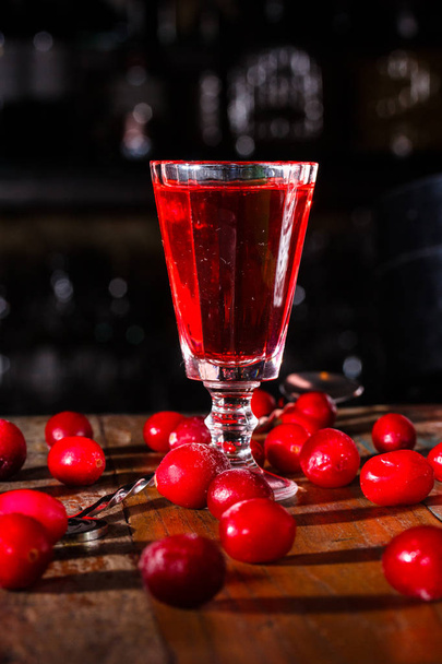 Liqueur infused with cranberries - "Klukovka". Traditional Russi - Фото, зображення
