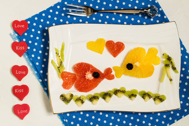 バレンタインデーのためのフルーツ サラダの創造的なデザイン  - 写真・画像
