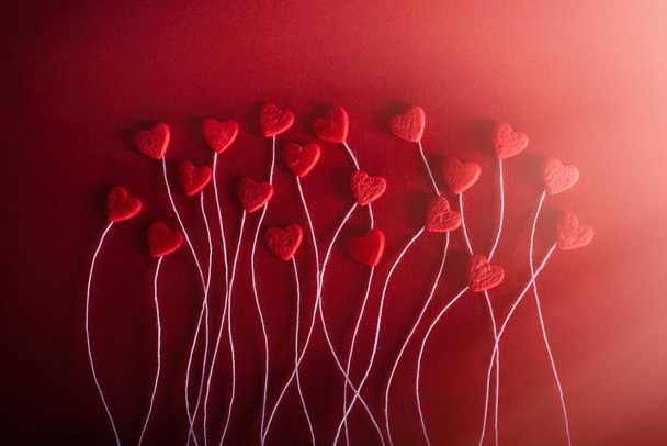 Cuori romantici su sfondo rosso. Il concetto durante Giorno di San Valentino. Scheda decorativa
 - Foto, immagini