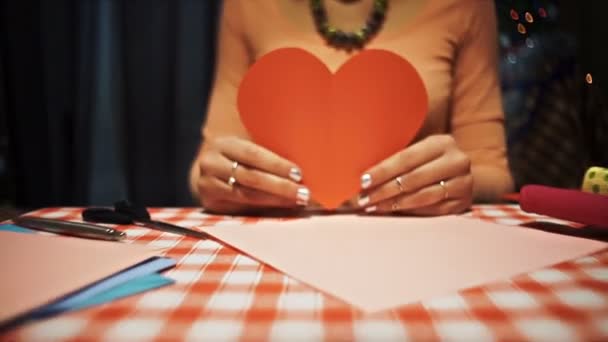 Detail samice trhat srdce Valentýna karty v rukou - Záběry, video