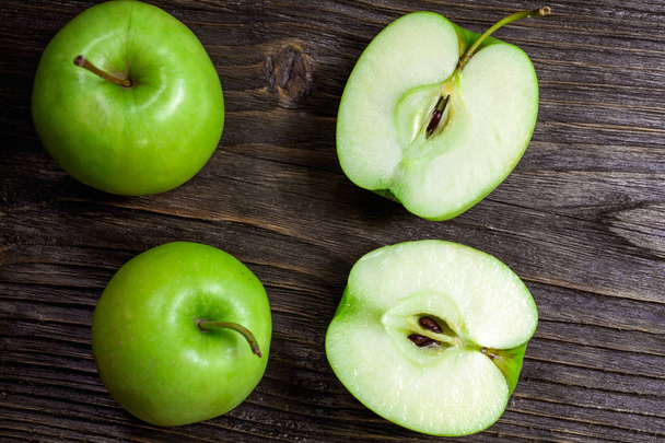 ripe green apples and apple slices on wooden gray background - Фото, зображення