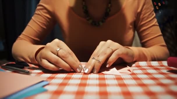 Kobieta co serce origami z różowym papierze na Walentynki - Materiał filmowy, wideo