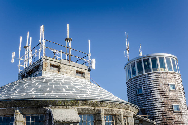 Meteorologická stanice proti modré obloze - Fotografie, Obrázek