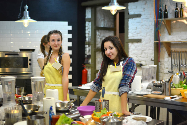 Klasse, koken, eten en mensen concept koken - Foto, afbeelding