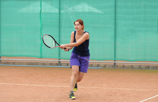 Молода жінка грає в теніс
 - Фото, зображення