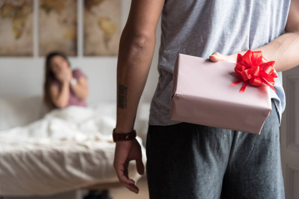 Happy νεαρό ζευγάρι στο αγαπιούνται έκπληξη με τα δώρα  - Φωτογραφία, εικόνα