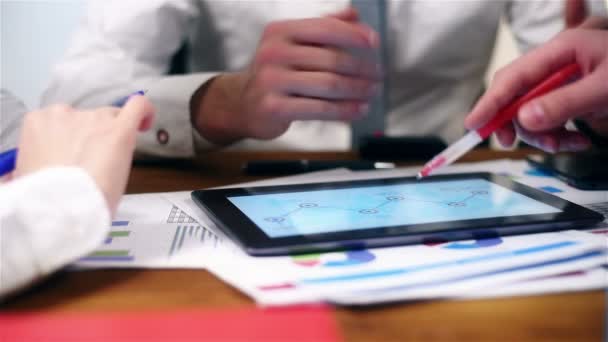 Mitarbeiter mit Tablet mit Börsenstatistik. Papierkrieg. Zeitlupeneffekt - Filmmaterial, Video