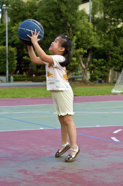 gyakorlása a kis aranyos lány kosárlabda - Fotó, kép