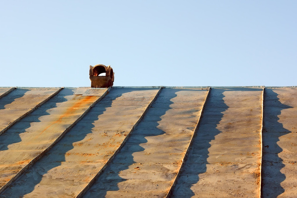 καμινάδα σε μια παρωχημένη κασσιτερώδης στέγη - Φωτογραφία, εικόνα