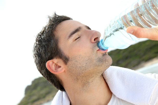 Jogger drinking water after exercising - Foto, immagini
