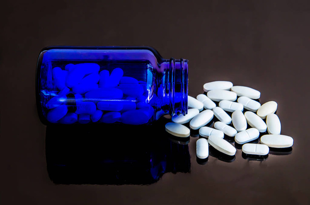 χάπια ιατρικής σε μαύρο φόντο  - Φωτογραφία, εικόνα