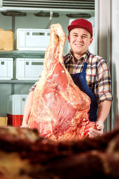 Uomo in possesso di carne grande
 - Foto, immagini